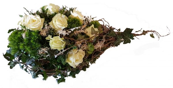 Trauergesteck mit weißen Rosen in Form einer Träne