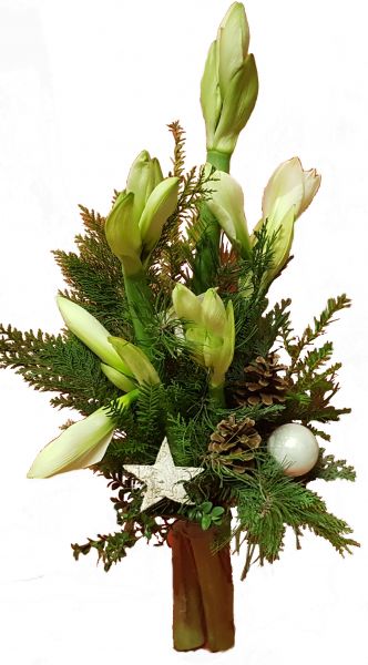 adventlicher Blumenstrauß weiße Amaryllis frische Tanne zu Weihnachten Weihnachtskugeln Deko weiß