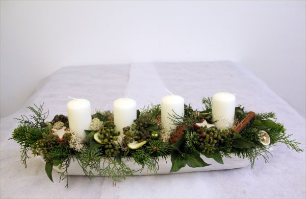 Modernes Adventsgesteck mit 4 weißen Kerzen 