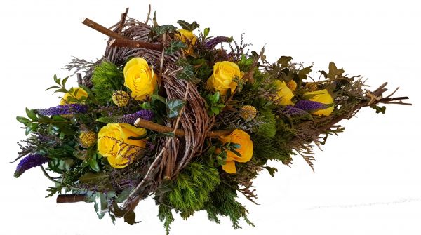 Trauerblumen in gelb und lila mit Rosen - Besonderes Grabgesteck