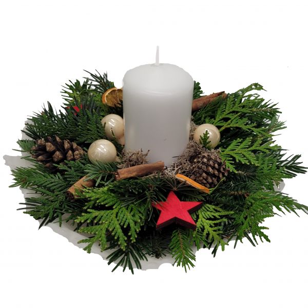 Adventsgesteck mit weißer Kerze und frischer Tanne