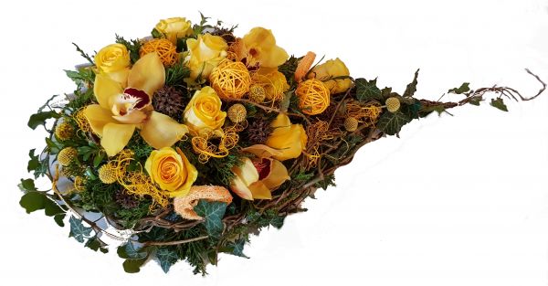 Trauergesteck mit frischen Blumen in Gelb, mit Orchideen und Rosen