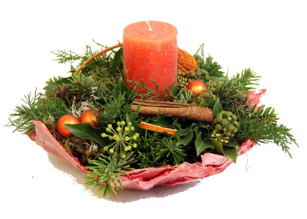 Adventsgesteck in Orange mit einem Handgearbeiteten Wachsgefäß 