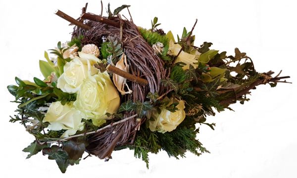 besonderer Grabschmuck mit weißen frischen Rosen